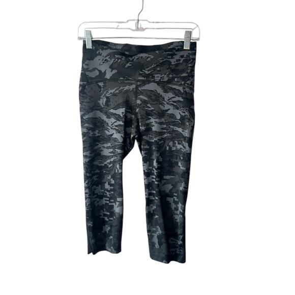 Under Armour Heat Gear COMPRESSION Black & Gray Cropped Leggings Sz Medium New - Picture 1 of 6